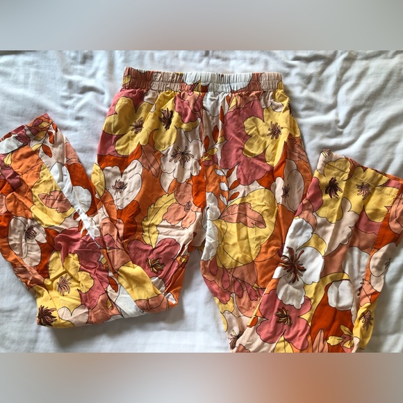 Floral Flowy Pants - Picture 2 of 3